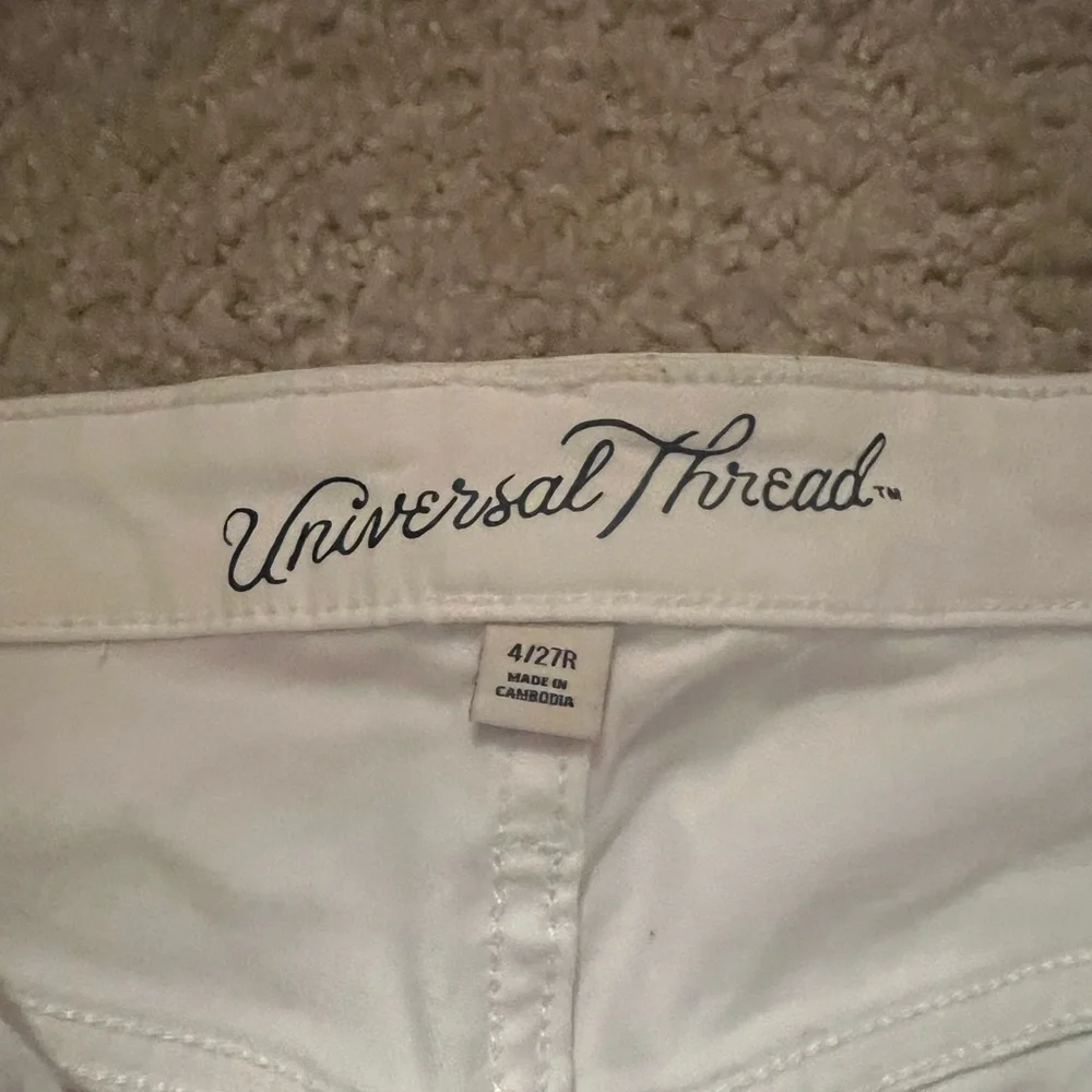 White Universal Thread Ripped Jeans - Picture 2 of 3